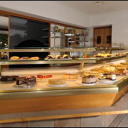 Lorenzoni, Cafe Konditorei Helmut Lorenzoni Apartament *